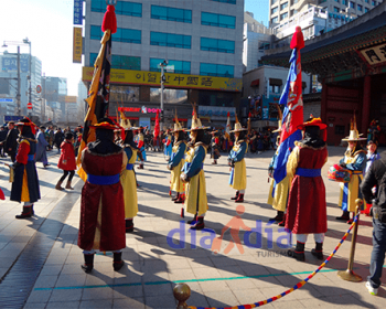 deoksugung1-min Cambio de guardia en Entrada a DeoksuGung